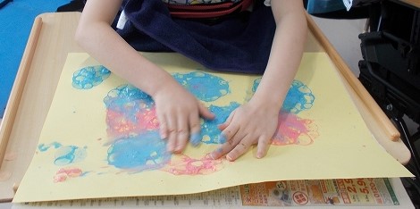 泡を触って作品作り1