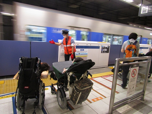 ホームで電車を見る様子
