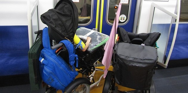 電車に乗っている