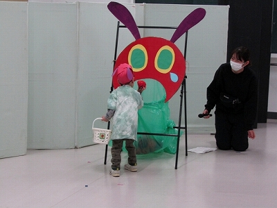 あおむしにリンゴを食べさせています