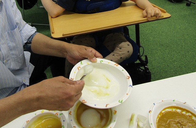 カレーライスを食べる様子
