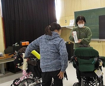 おみくじをひく様子