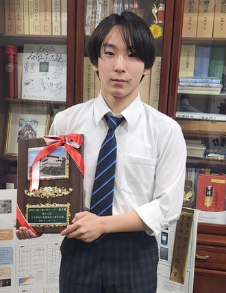 岩間伊織さん（1年生）が「カメムシの研究」で表彰されました2