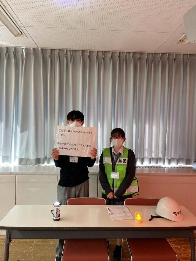 災害時のあかりとしてのろうそくとスマホ画面の活用