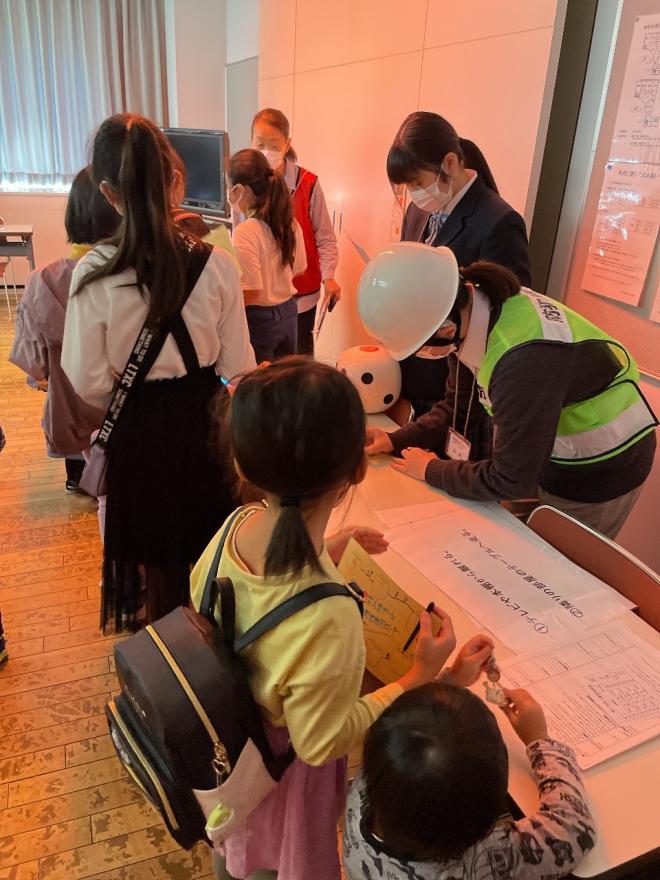 災害時の対応説明を子供たちにする本校の生徒たち