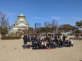 大阪城をバックに記念撮影