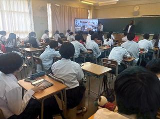 星野ルネさんを招いて多文化教育講演会を実施しました4