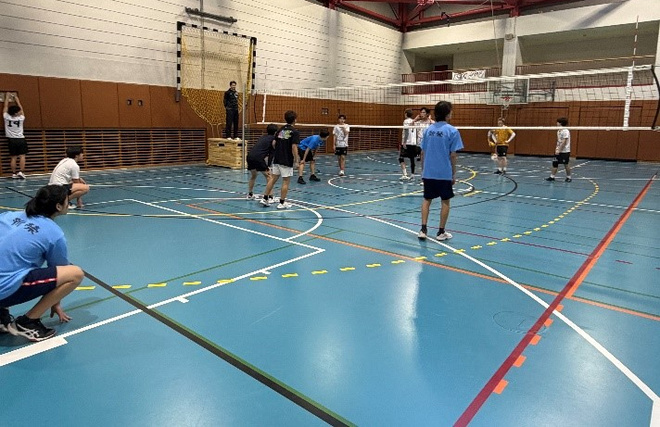 3_1月24日（土曜日）に本校男子バレーボール部がドイツ学園と部活動交流を行いました