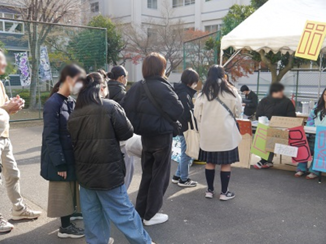 紅葉祭中庭で来場客が並ぶ様子