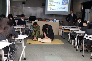 AEDを使用した心肺蘇生の実演