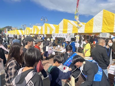 生徒の様子（赤い羽根募金）