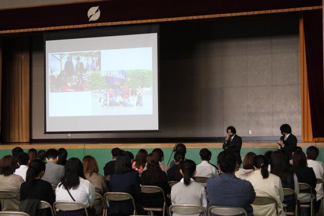 生徒会役員による紹介の様子