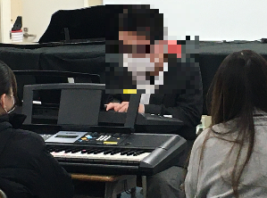 キーボードで演奏する生徒