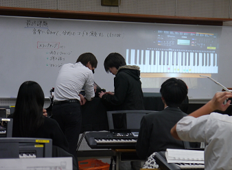 演奏前に先生と打ち合わせ