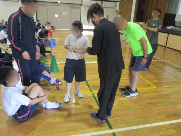 ガパオの種子を受け取る生徒