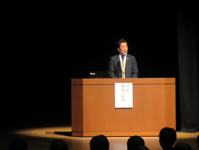講演中の横田氏