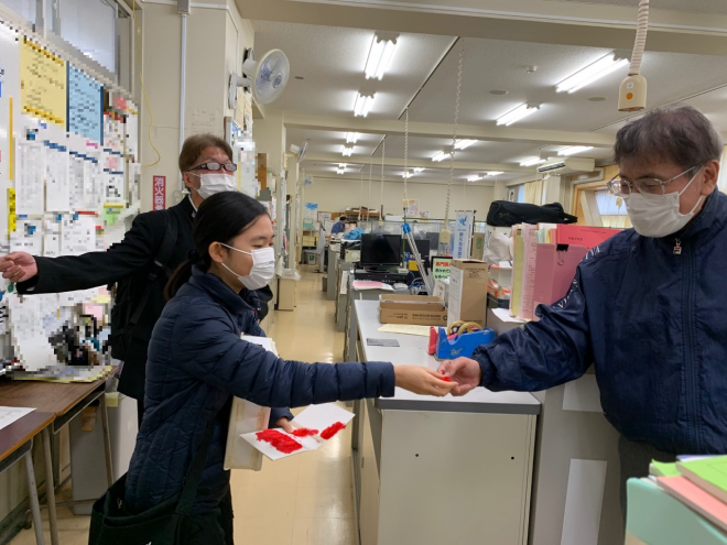 赤い羽根をどうぞ