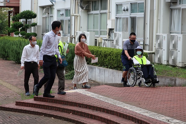 車いすはスロープ