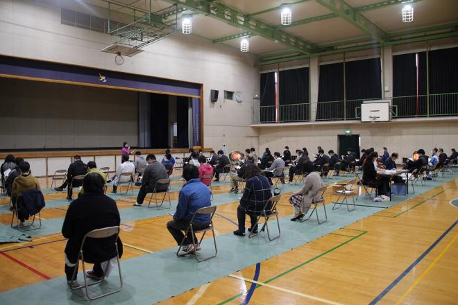 三密を避けるため体育館で職員会議