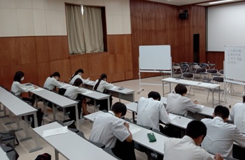 就職選考の筆記試験に向け、模擬試験を解いています