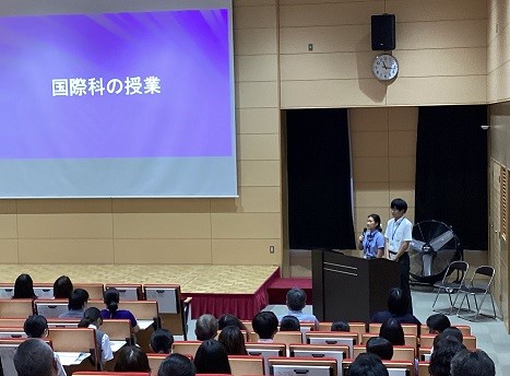 学校説明会で司会を担当