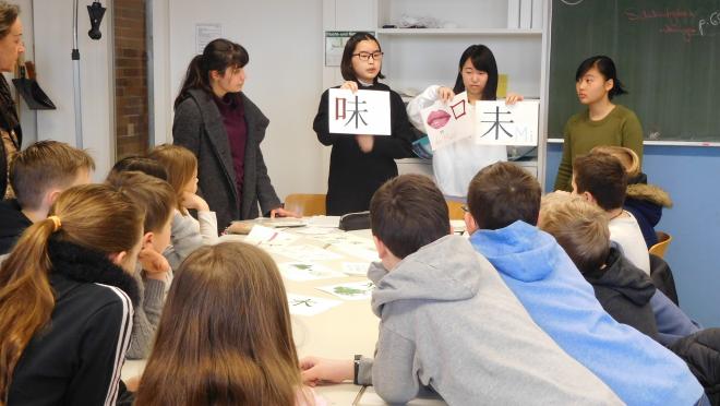 ドイツ姉妹校訪問時の日本文化紹介のようす（漢字紹介）