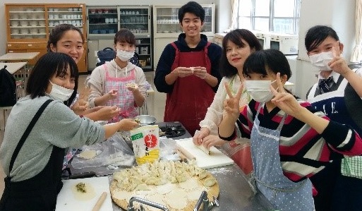 餃子作りの授業風景