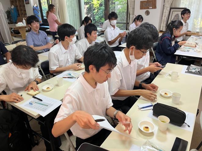 ケーキを食べながら