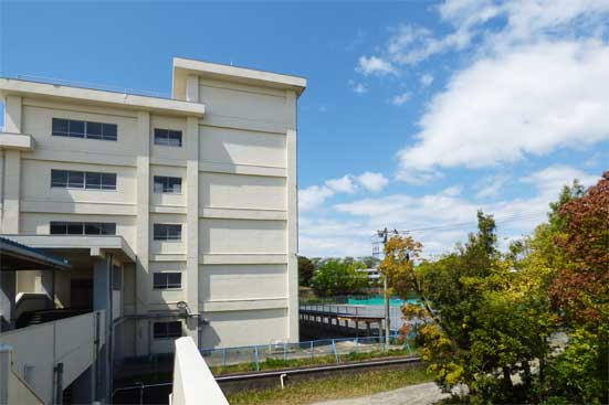 体育館よりB棟を臨む