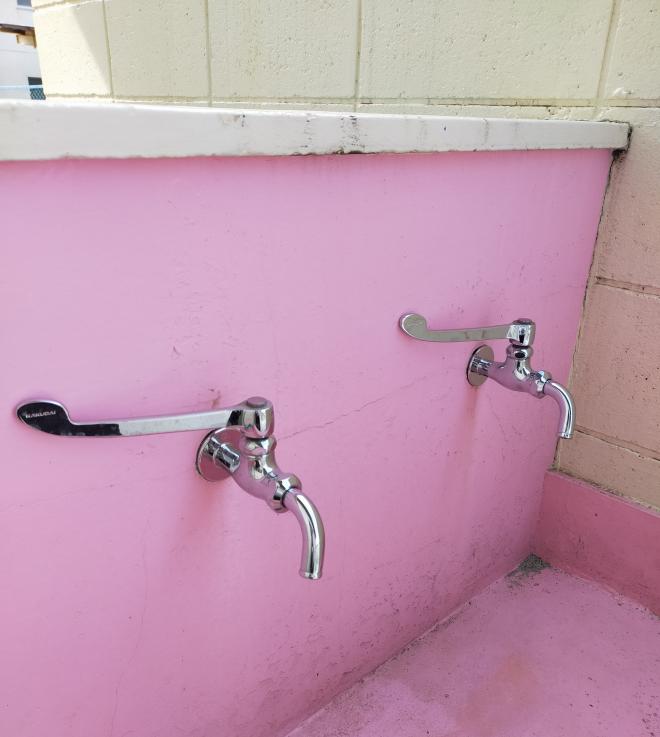 手洗いでの感染防止のための水栓改良工事及び自動水道水栓化工事 （屋外）